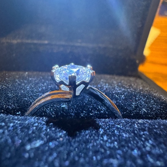 1Carat VVS1 Moissanite, 925 Silver. Ladies Engagement Ring, Size: Adjustable 5-9 - Picture 6 of 7